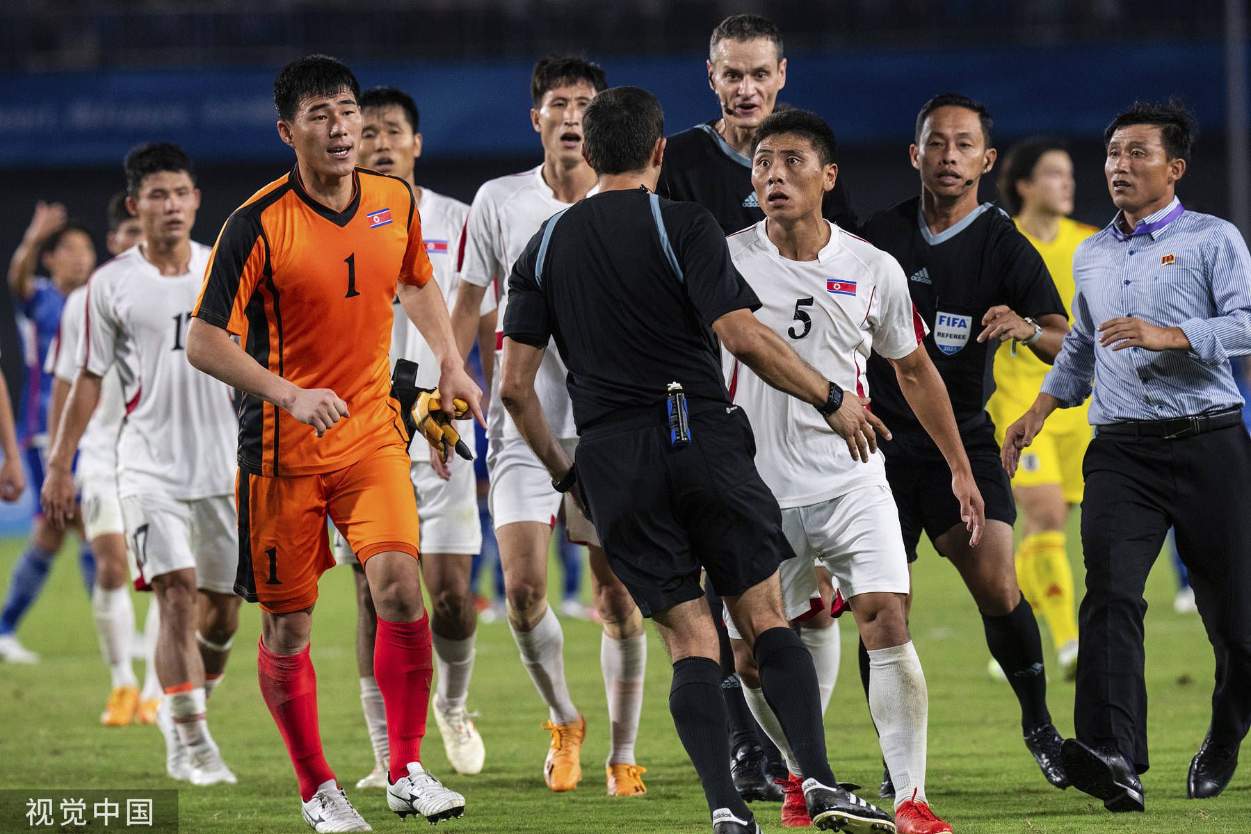 英超-利物浦2-0谢菲联 范迪克索博破门阿诺德助攻北京时间12月7日凌晨3:30，2023-24赛季英超联赛第15轮，利物浦客战谢菲尔德联队。